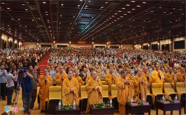 Hàng nghìn tăng ni, phật tử và người dân tham dự buổi lễ. Ảnh: Nguyễn Dương.