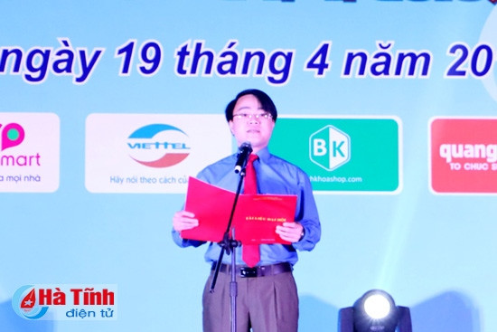 Bí thư Đoàn khối các cơ quan tỉnh Trần Công Hoan phát biểu khai mạc đêm dạ hội