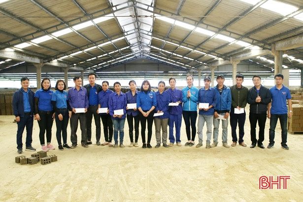 “Xuân yêu thương” đến với người nghèo, đối tượng chính sách Hương Sơn