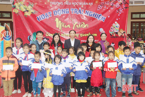 “Phiên đấu giá” các sản phẩm của “nghệ nhân nhí”
