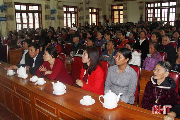 Trao 300 suất quà cho hộ nghèo khó huyện Nghi Xuân