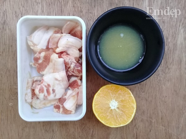 Lạ miệng món thịt rang cháy cạnh rim nước cam đưa cơm ngày lạnh