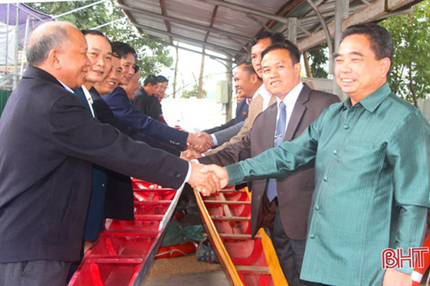 Lãnh đạo huyện Khăm Cợt chúc tết huyện Vũ Quang