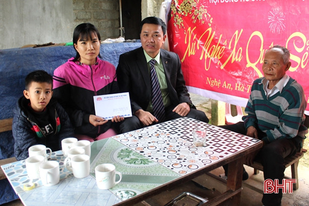 Hội đồng hương xứ Nghệ tặng quà gia đình khó khăn Hà Tĩnh