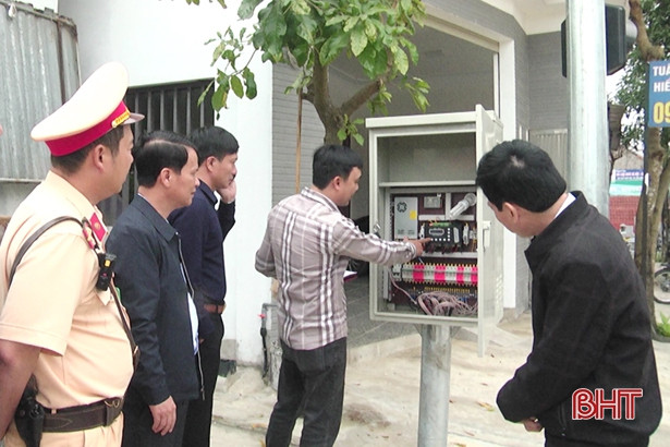 Đức Thọ lắp đặt cụm đèn tín hiệu tại “điểm đen” giao thông