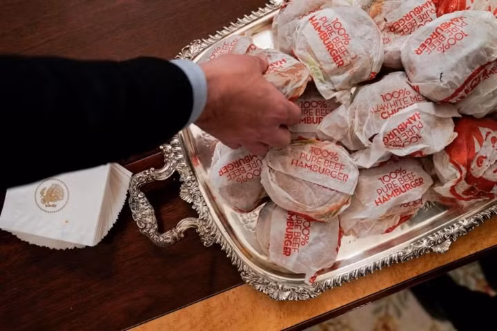 Cận cảnh bữa tiệc đồ ăn nhanh ở Nhà Trắng khi chính phủ Mỹ đóng cửa