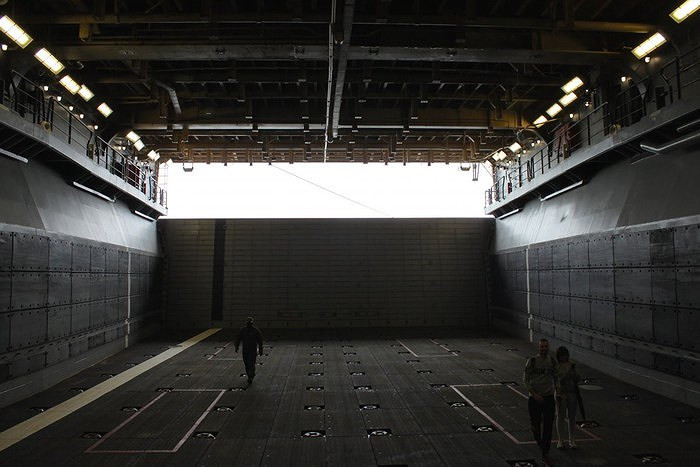 Sức mạnh siêu tàu đổ bộ đang nằm phục ngoài khơi Syria