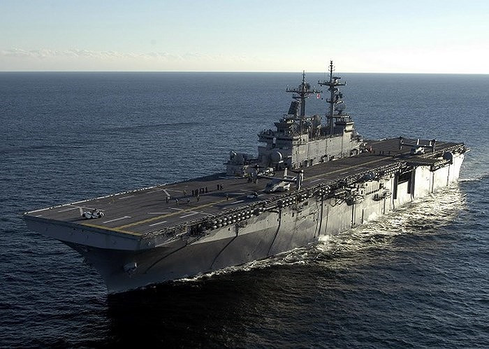 Sức mạnh siêu tàu đổ bộ đang nằm phục ngoài khơi Syria