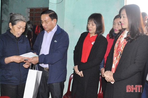 Bí thư Tỉnh ủy Hà Tĩnh thăm hỏi, chúc tết người nghèo
