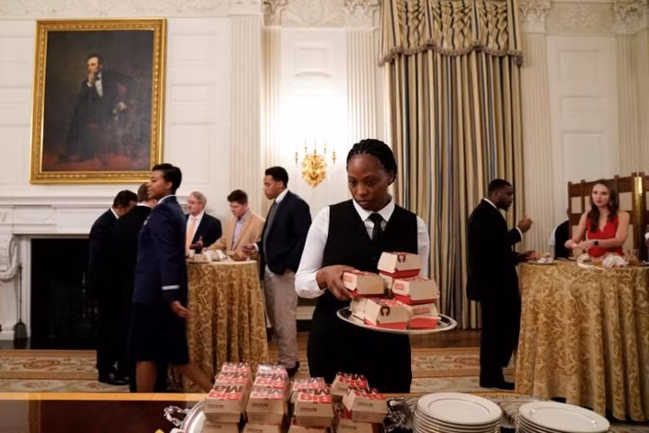 Cận cảnh bữa tiệc đồ ăn nhanh ở Nhà Trắng khi chính phủ Mỹ đóng cửa