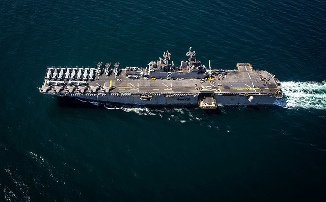 Sức mạnh siêu tàu đổ bộ đang nằm phục ngoài khơi Syria