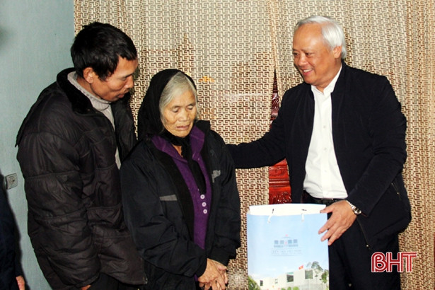 Phó Chủ tịch Quốc hội Uông Chu Lưu tặng quà, chúc tết người dân Hà Tĩnh