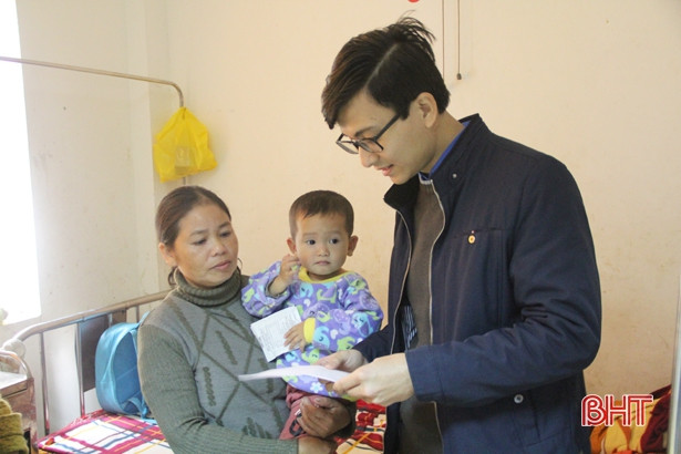 Tuổi trẻ Khối kinh tế tổng hợp tặng quà tết cho bệnh nhân nghèo