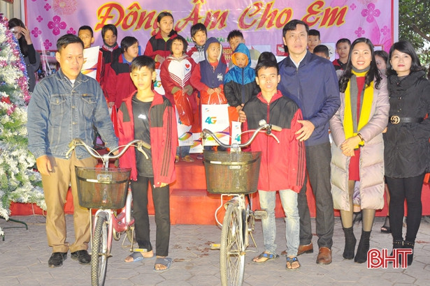 Đông ấm đến với các em nhỏ Làng trẻ SOS Hà Tĩnh