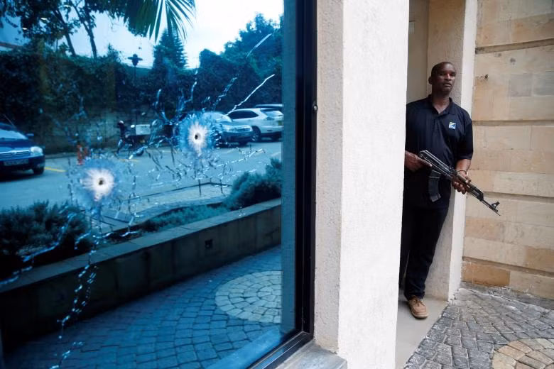 Hiện trường vụ khủng bố khiến 15 người thiệt mạng tại khách sạn ở Kenya