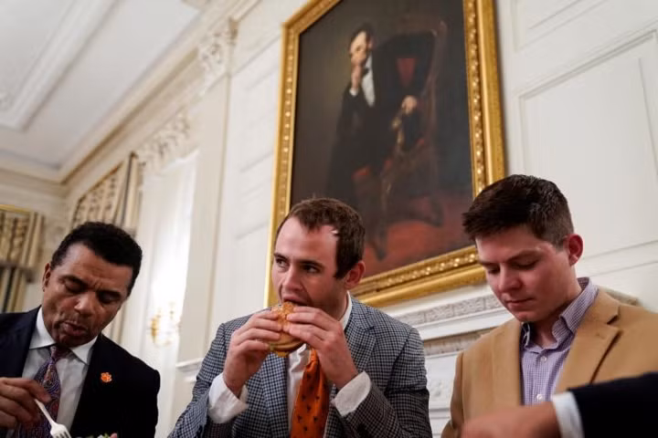 Cận cảnh bữa tiệc đồ ăn nhanh ở Nhà Trắng khi chính phủ Mỹ đóng cửa