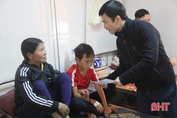 Tuổi trẻ Khối kinh tế tổng hợp tặng quà tết cho bệnh nhân nghèo