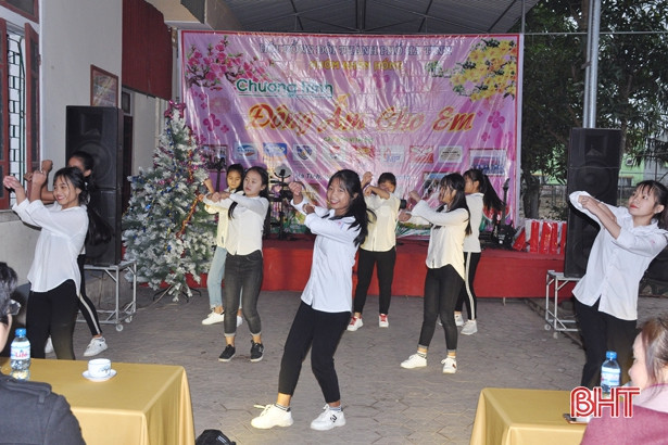 Đông ấm đến với các em nhỏ Làng trẻ SOS Hà Tĩnh