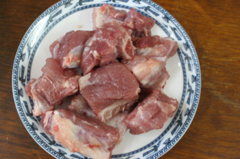 Canh khoai sọ nấu sườn nóng hổi vừa thổi vừa ăn