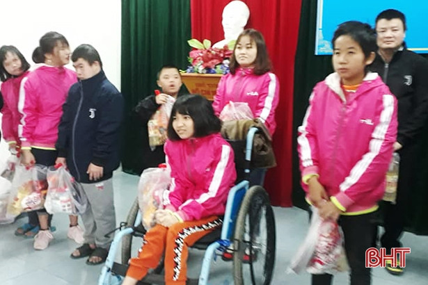 Nhóm thiện nguyện tặng 47 suất quà cho người khuyết tật
