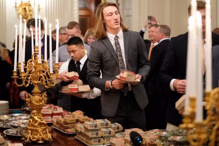 Cận cảnh bữa tiệc đồ ăn nhanh ở Nhà Trắng khi chính phủ Mỹ đóng cửa