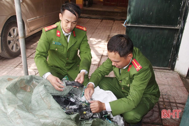 Tiêu hủy 500 khẩu súng bắn đạn nhựa, hơn 120kg thực phẩm “bẩn”