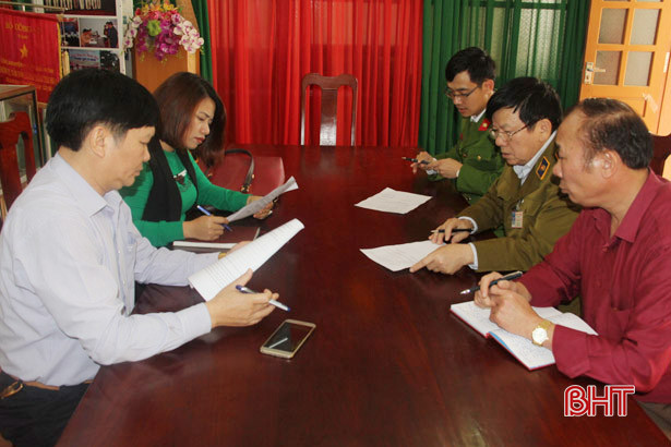 Tiêu hủy 500 khẩu súng bắn đạn nhựa, hơn 120kg thực phẩm “bẩn”