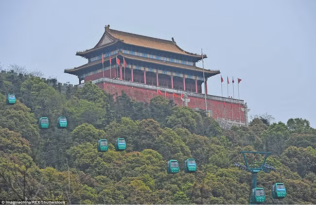 Cuộc sống xa xỉ dát vàng của ngôi làng toàn đại gia ở Trung Quốc