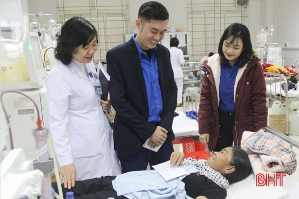 Tuổi trẻ Khối kinh tế tổng hợp tặng quà tết cho bệnh nhân nghèo