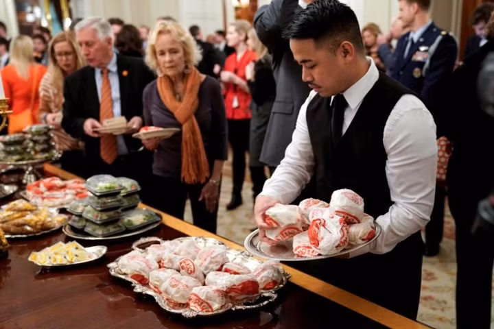 Cận cảnh bữa tiệc đồ ăn nhanh ở Nhà Trắng khi chính phủ Mỹ đóng cửa