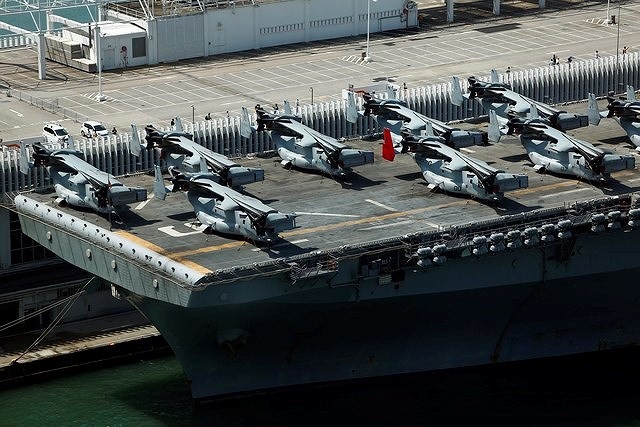 Sức mạnh siêu tàu đổ bộ đang nằm phục ngoài khơi Syria