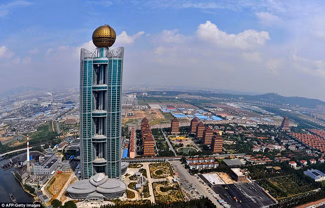 Cuộc sống xa xỉ dát vàng của ngôi làng toàn đại gia ở Trung Quốc