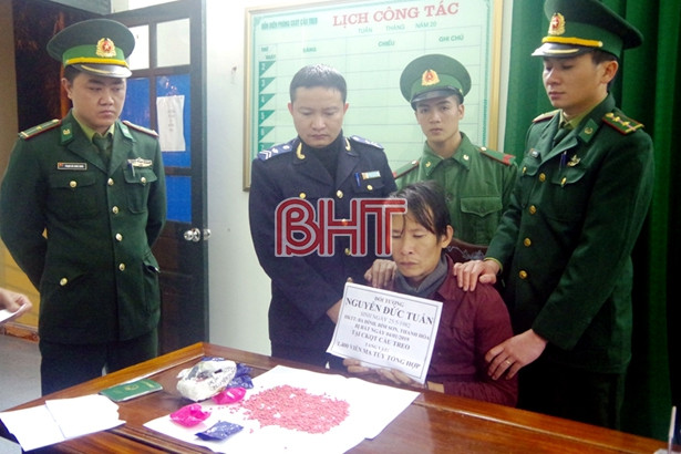 Khởi tố phụ xe mang 1.400 viên hồng phiến từ Lào qua Hà Tĩnh