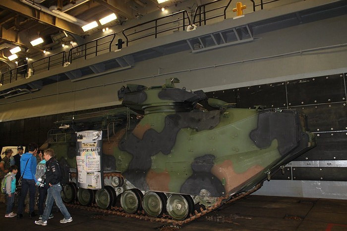 Sức mạnh siêu tàu đổ bộ đang nằm phục ngoài khơi Syria