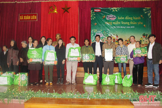 Trao 300 suất quà cho hộ nghèo khó huyện Nghi Xuân