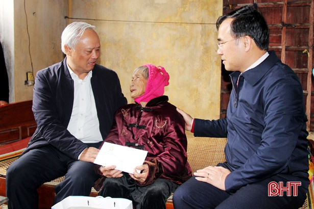 Phó Chủ tịch Quốc hội Uông Chu Lưu tặng quà, chúc tết người dân Hà Tĩnh