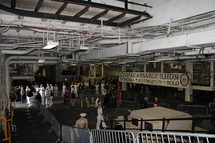 Sức mạnh siêu tàu đổ bộ đang nằm phục ngoài khơi Syria