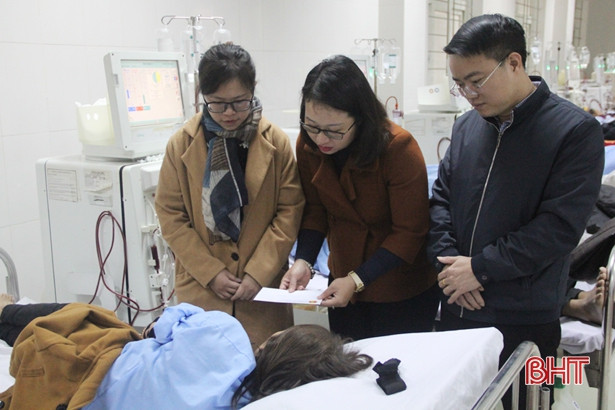 Tuổi trẻ Khối kinh tế tổng hợp tặng quà tết cho bệnh nhân nghèo