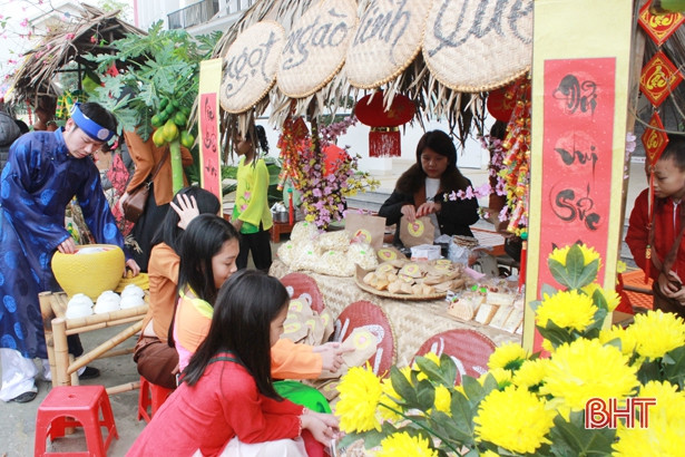 Náo nức hội chợ xuân của học sinh iSchool Hà Tĩnh