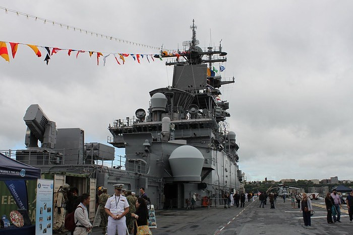 Sức mạnh siêu tàu đổ bộ đang nằm phục ngoài khơi Syria