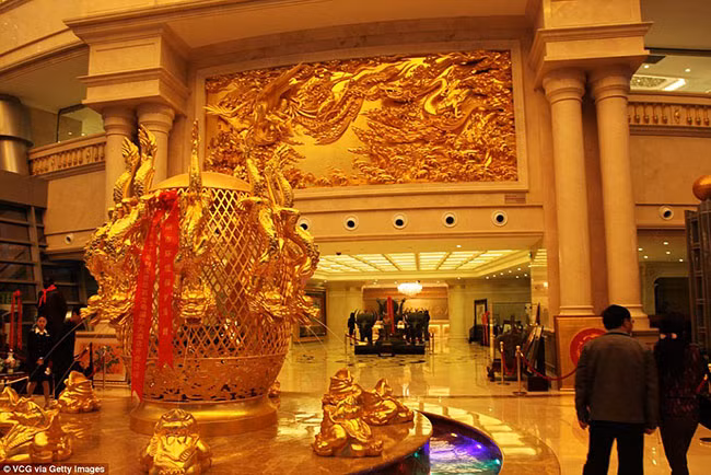 Cuộc sống xa xỉ dát vàng của ngôi làng toàn đại gia ở Trung Quốc