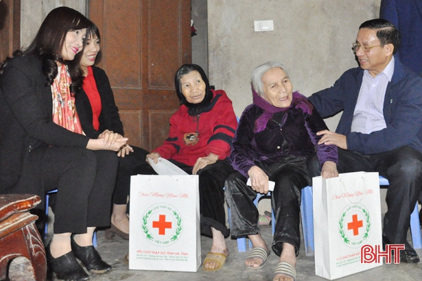 Bí thư Tỉnh ủy Hà Tĩnh thăm hỏi, chúc tết người nghèo