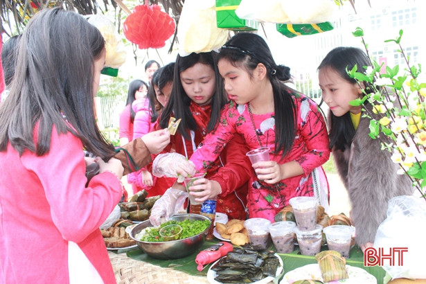 Náo nức hội chợ xuân của học sinh iSchool Hà Tĩnh