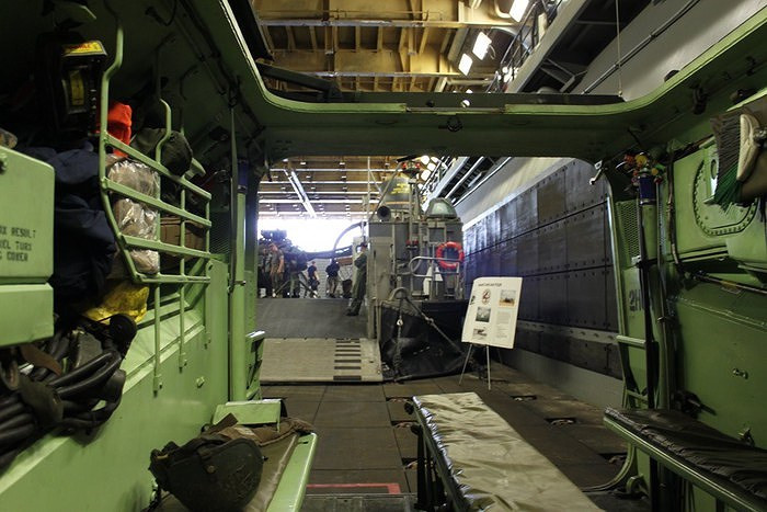 Sức mạnh siêu tàu đổ bộ đang nằm phục ngoài khơi Syria