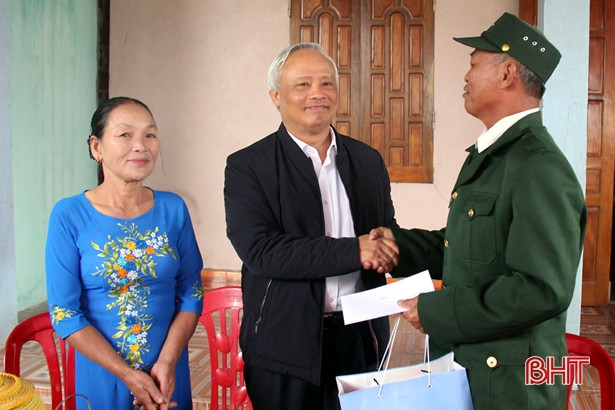 Phó Chủ tịch Quốc hội Uông Chu Lưu tặng quà, chúc tết người dân Hà Tĩnh