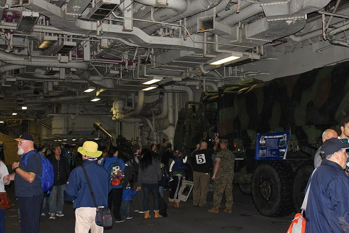 Sức mạnh siêu tàu đổ bộ đang nằm phục ngoài khơi Syria