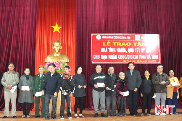 Hội Golf Hà Tĩnh trao 210 triệu đồng quà tết cho nạn nhân chất độc da cam