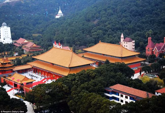 Cuộc sống xa xỉ dát vàng của ngôi làng toàn đại gia ở Trung Quốc