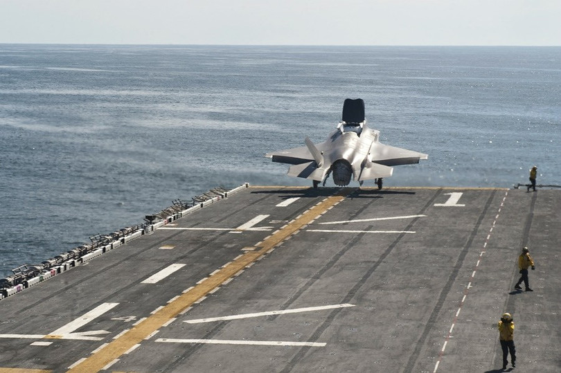 Sức mạnh siêu tàu đổ bộ đang nằm phục ngoài khơi Syria