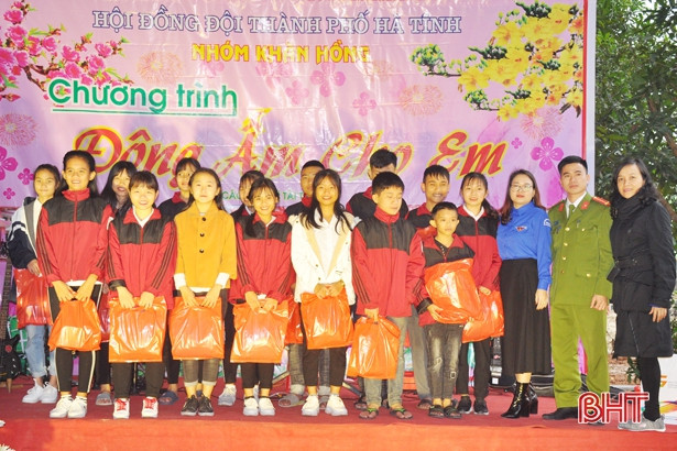 Đông ấm đến với các em nhỏ Làng trẻ SOS Hà Tĩnh
